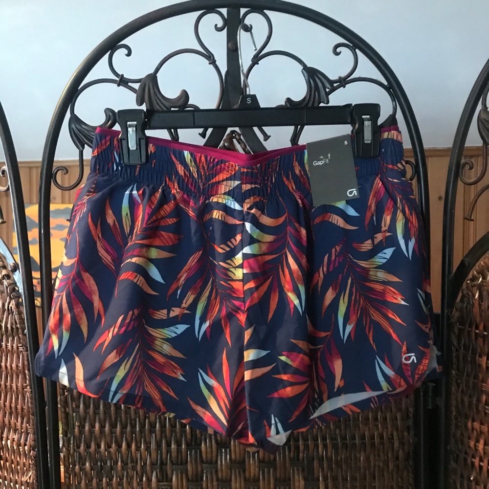 Gap tropical sports bra and shorts set - Picture 3 of 13